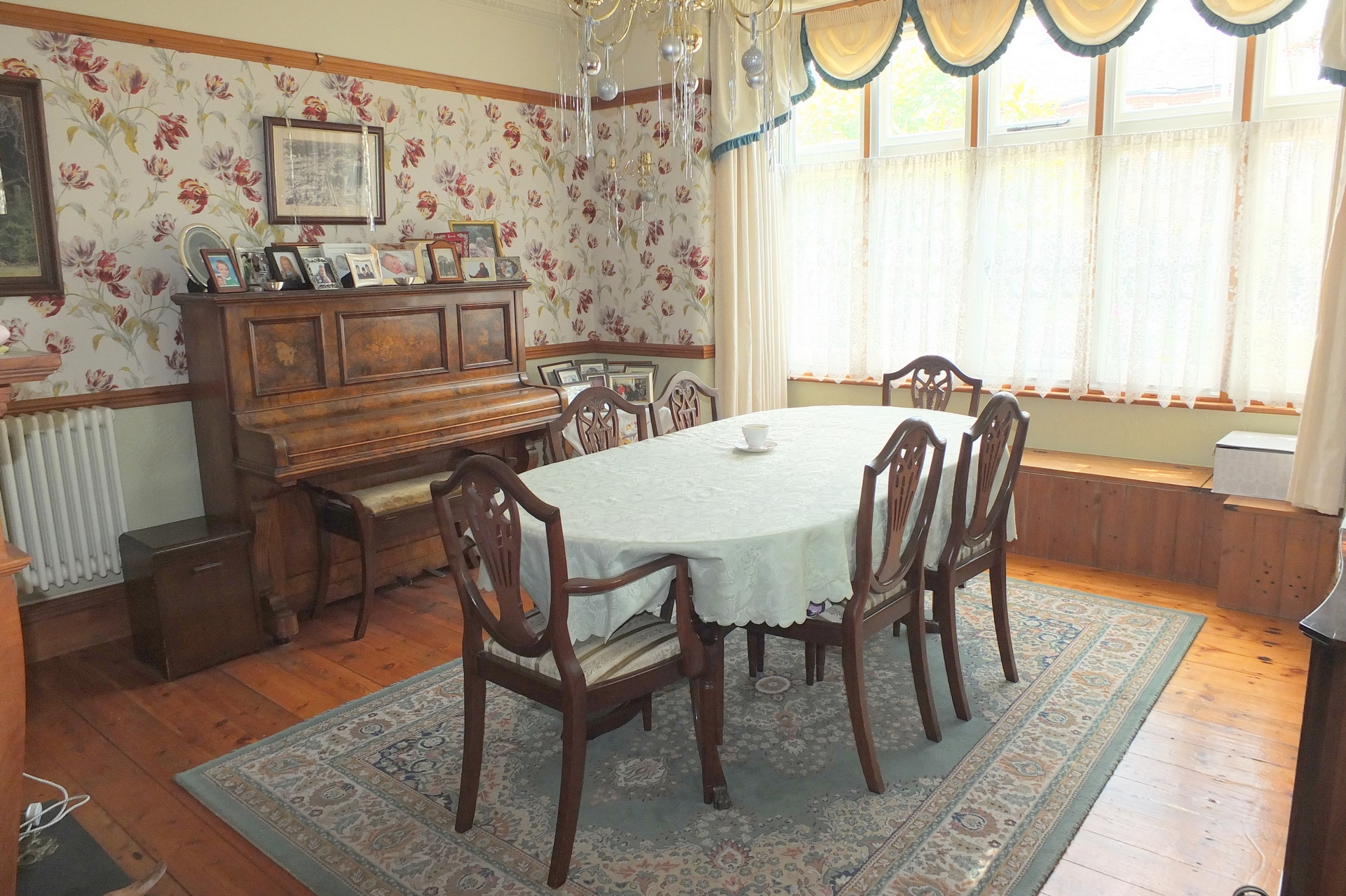 Property For Sale Haywards Road, Haywards Heath, RH16 3 Bedroom House