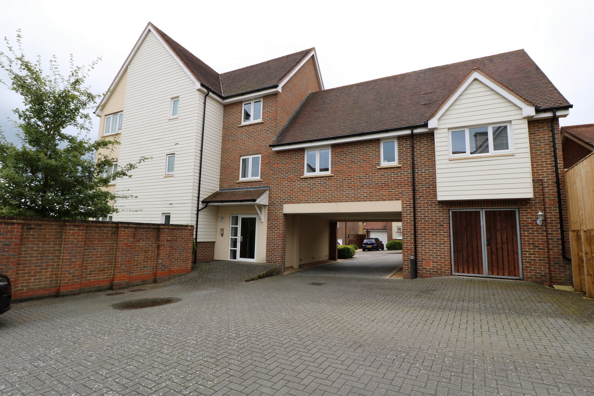 Property For Sale Barry Drive, Haywards Heath, RH16 2 Bedroom Flat