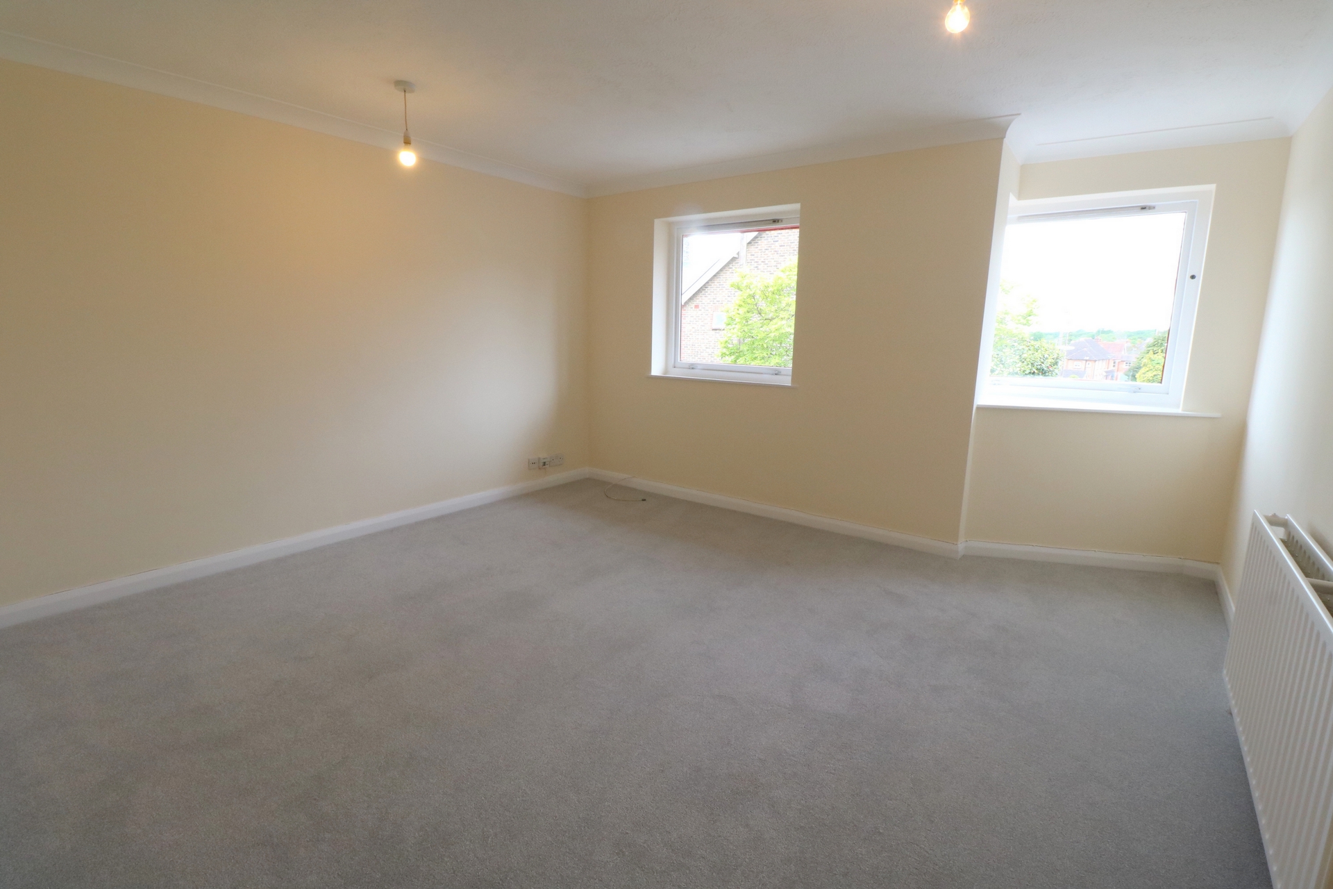 Property For Sale Franklynn Road, Haywards Heath, RH16 2 Bedroom Flat