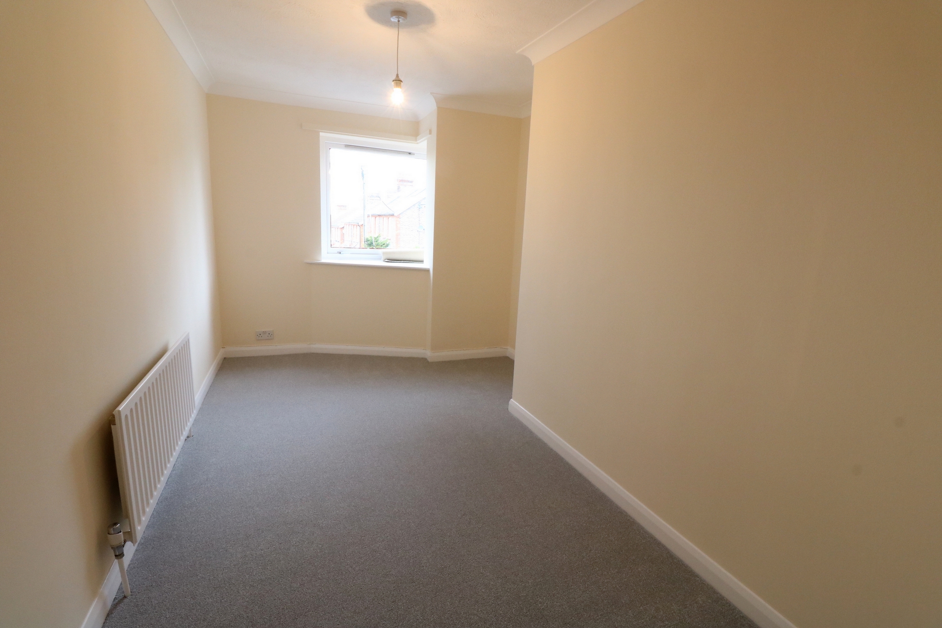 Property For Sale Franklynn Road, Haywards Heath, RH16 2 Bedroom Flat