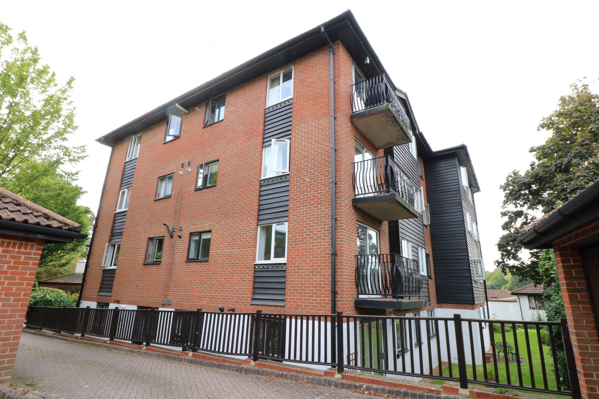 Property For Sale Great Heathmead, Haywards Heath, RH16 2 Bedroom