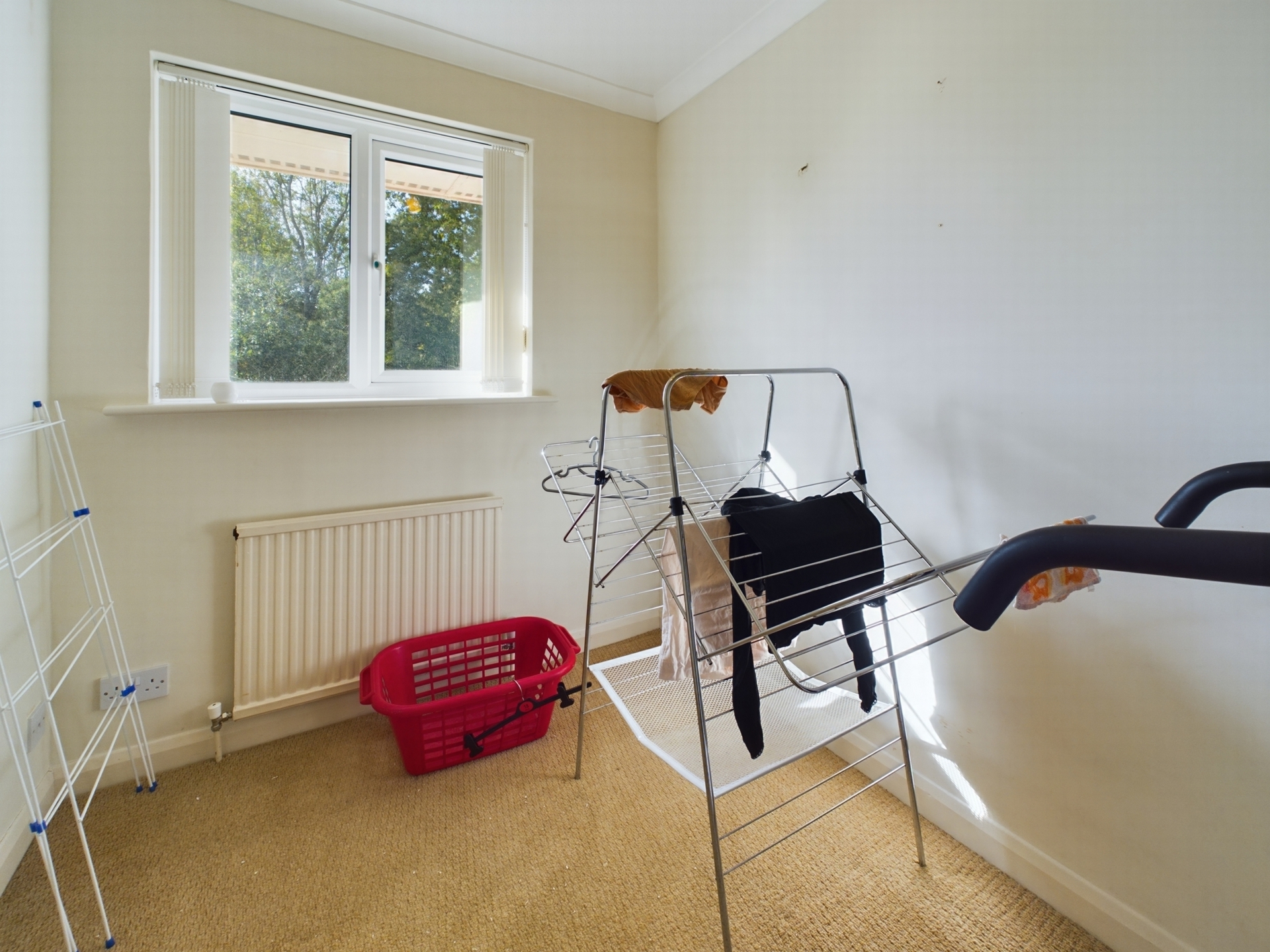 Property For Sale Wealden Way, Haywards Heath, RH16 4 Bedroom House