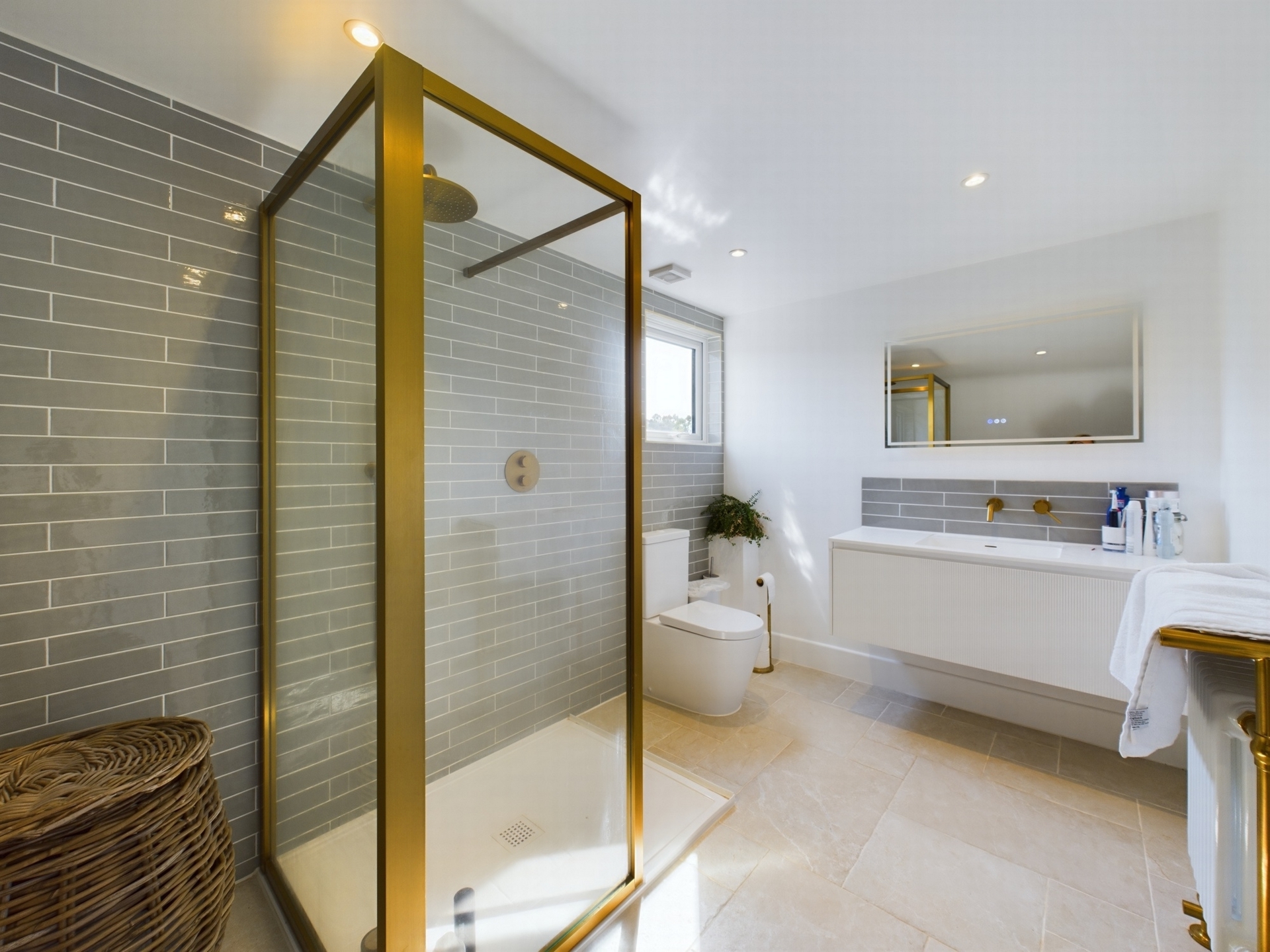 En Suite Shower Bath