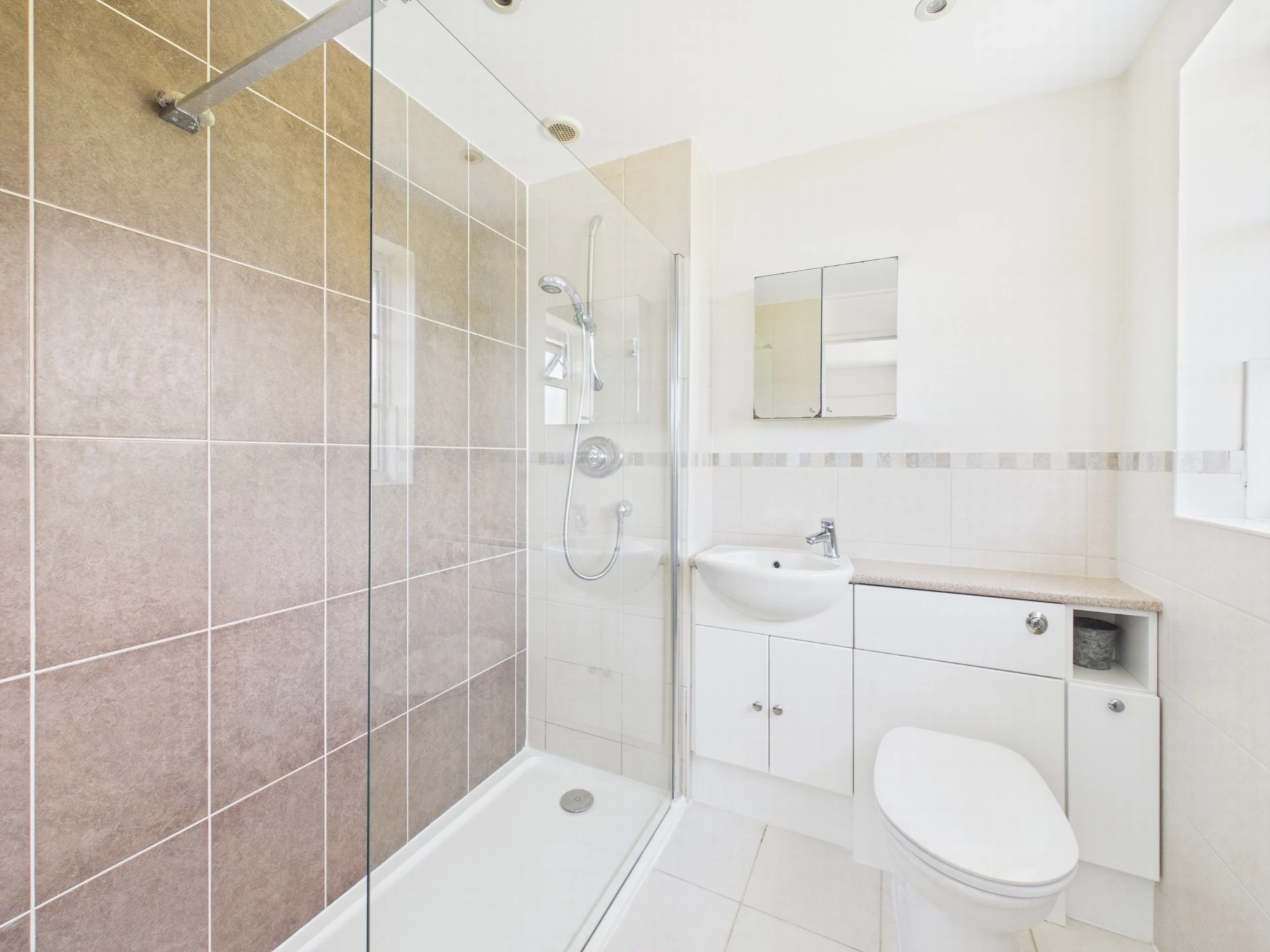 en-suite shower rm