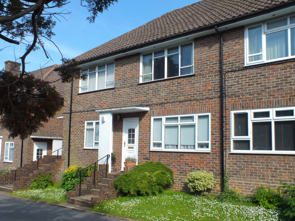 Property For Sale Heath Road, Haywards Heath, RH16 2 Bedroom Flat