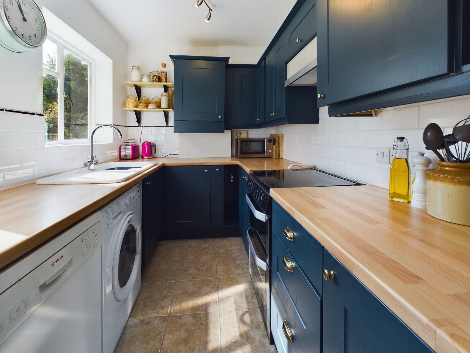 Property For Sale Queens Road, Haywards Heath, RH16 2 Bedroom House