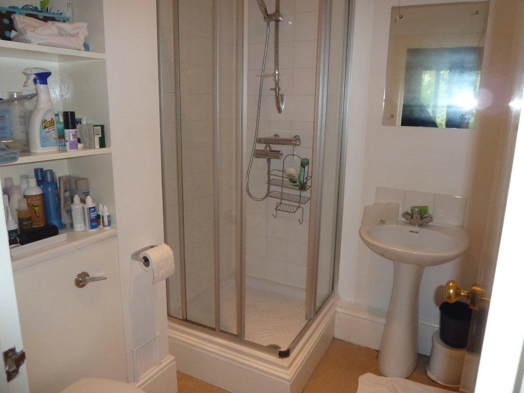 SHOWER ROOM