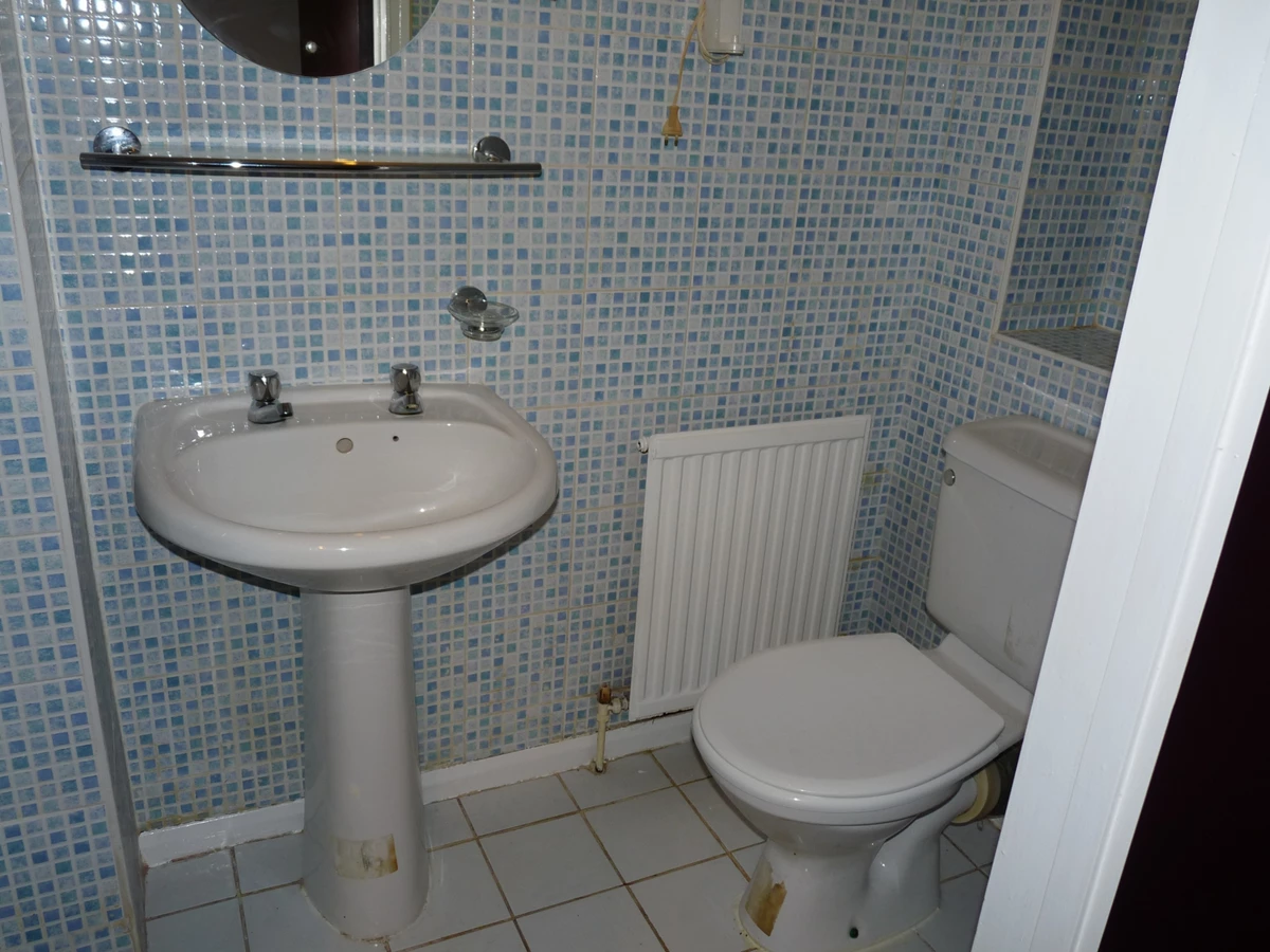 BATHROOM 1