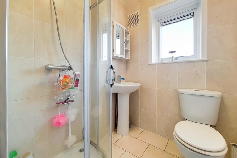 10_Shower Room-0.jpg