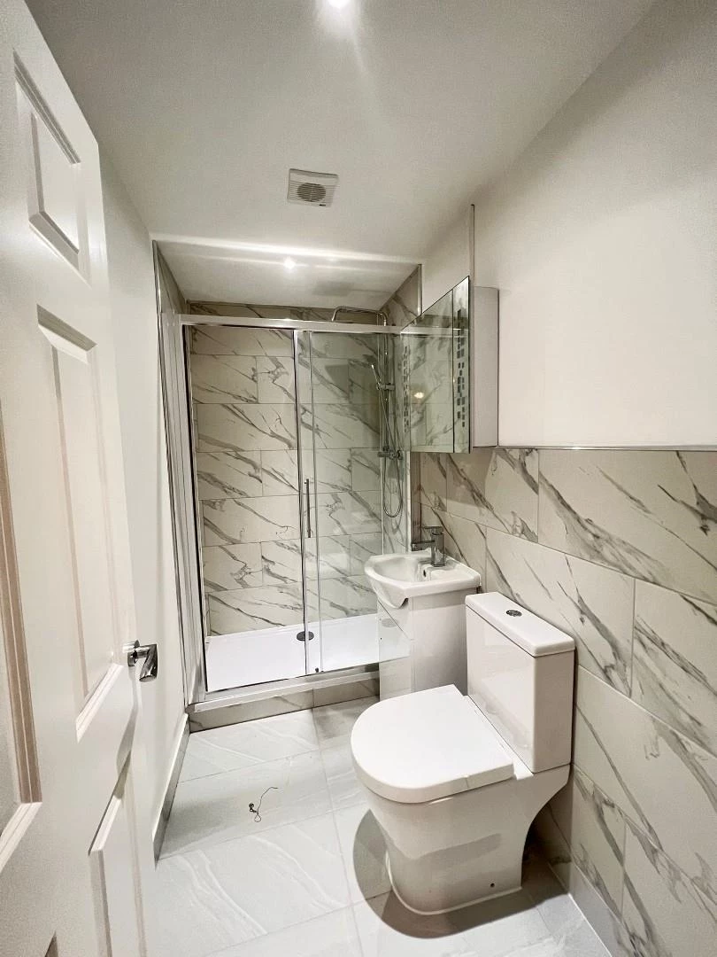 ROOM A BATHROOM.jpeg