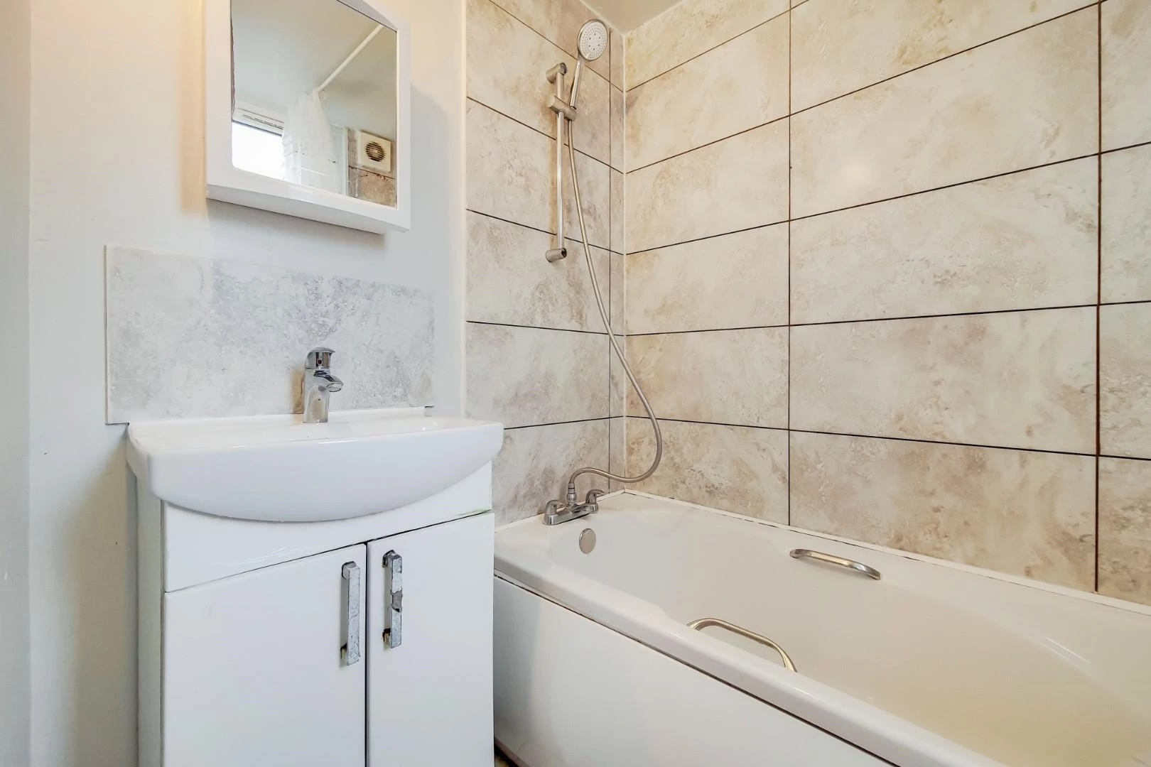 7_Bathroom-0.jpg