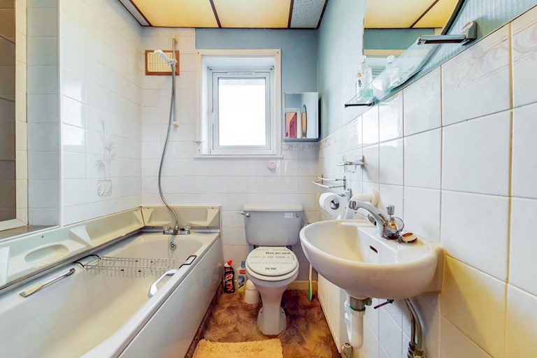 10_Bathroom-0.jpg