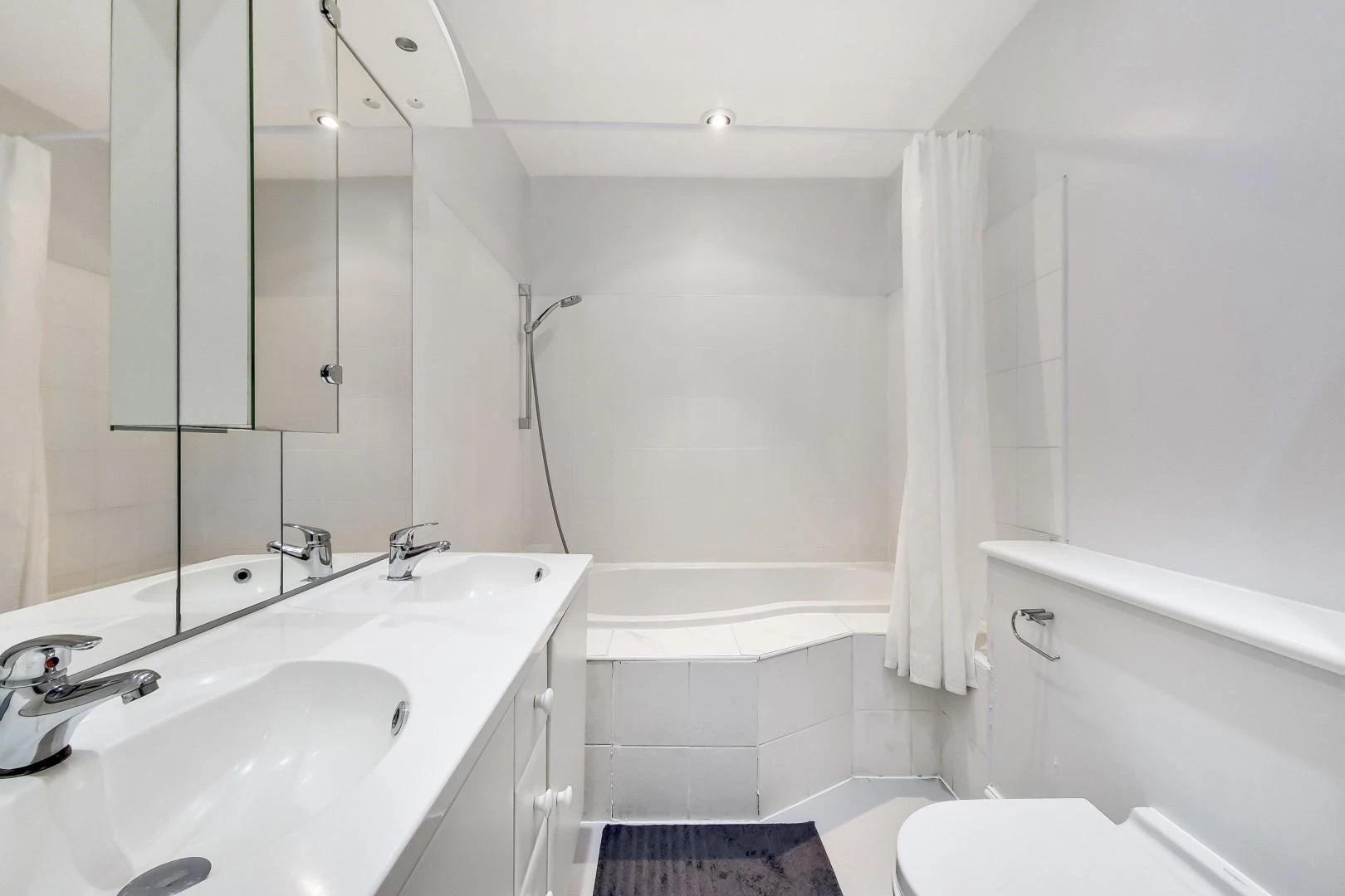 13_Bathroom-0.jpg