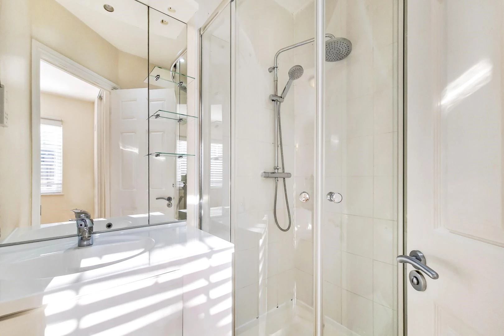 9_Main Ensuite-0.jpg