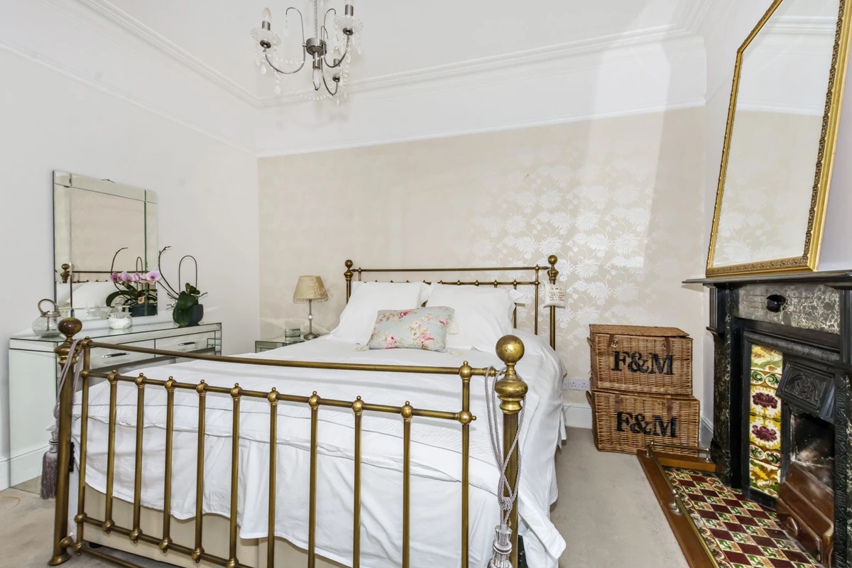 Reception 2/Bedroom 4