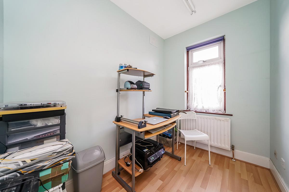 Property For Sale Hampton Road, Chingford, E4 4 Bedroom End of