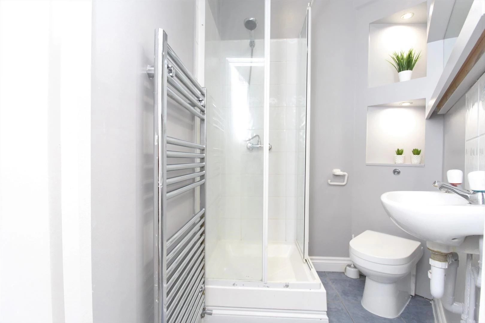 En-suite-shower-room.jpg