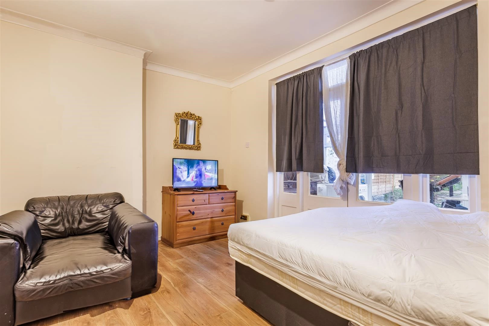 chingford ave (17).jpg