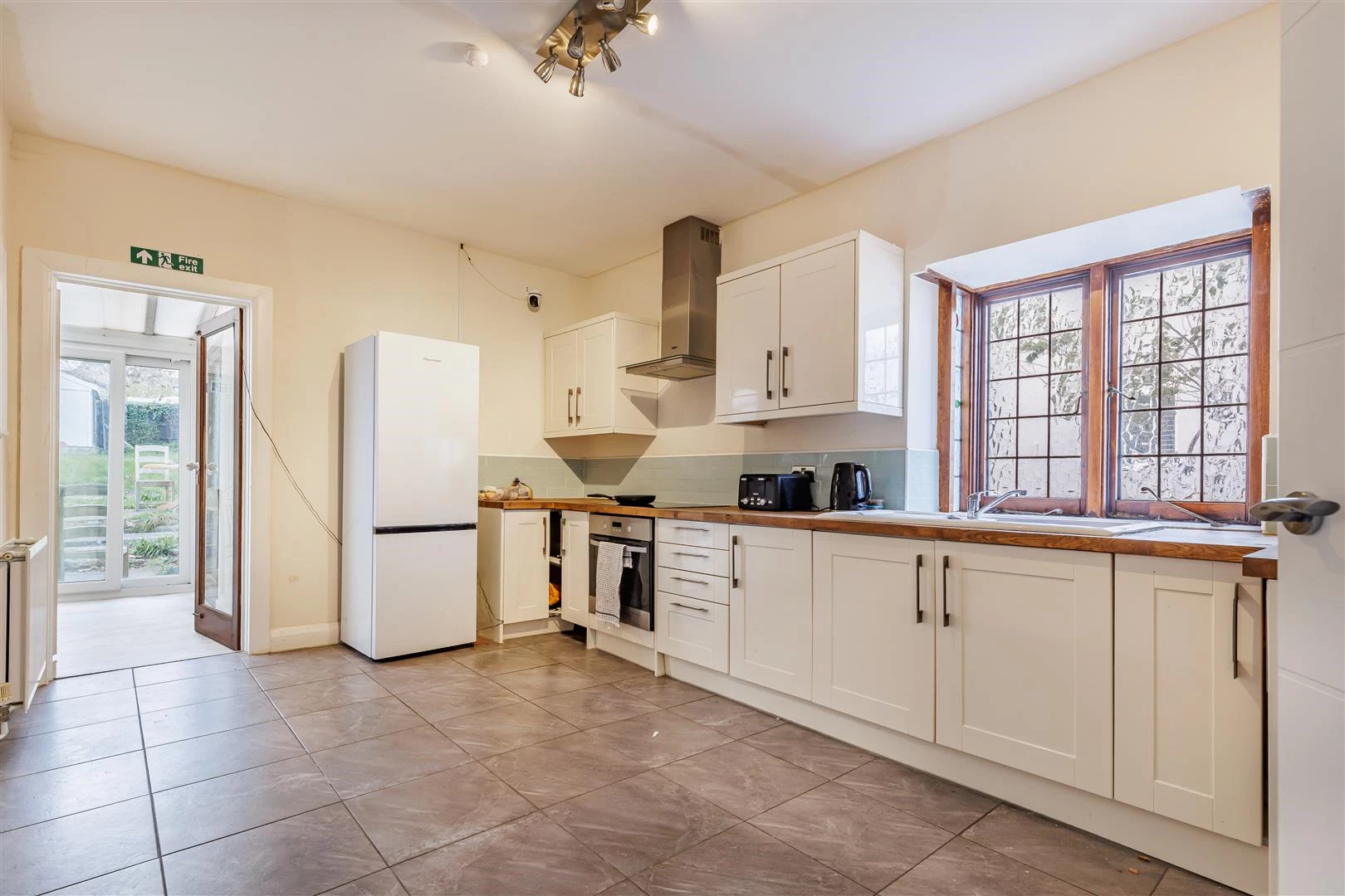 chingford ave (12).jpg