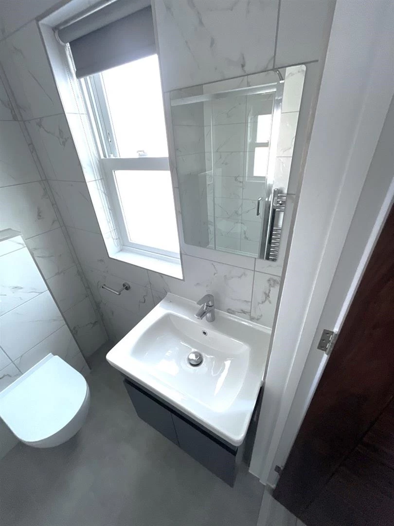 bathroom_sink_and_mirror (1).jpeg