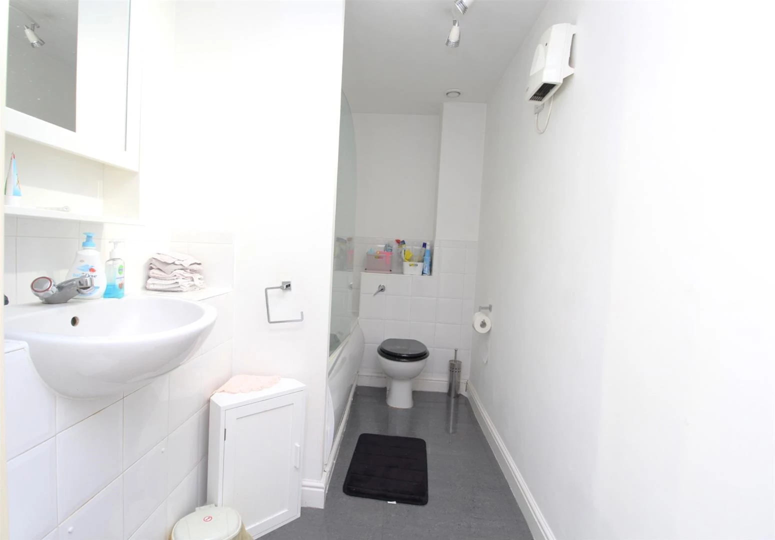 Main Bathroom.JPG