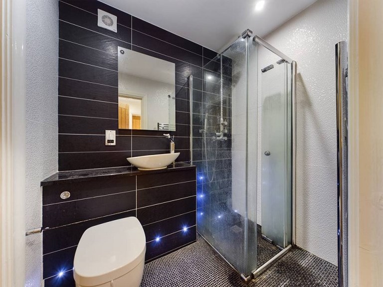 En Suite Shower Room to Bedroom 2