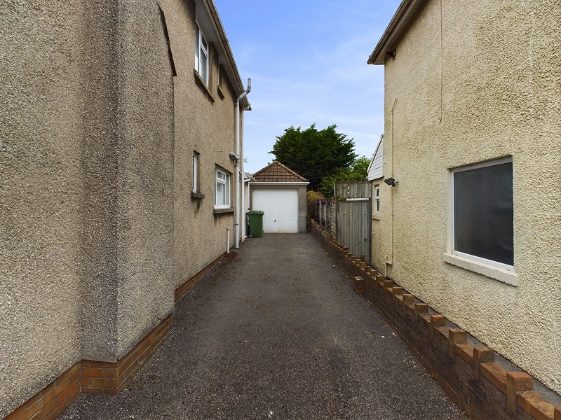 Garage & Driveway