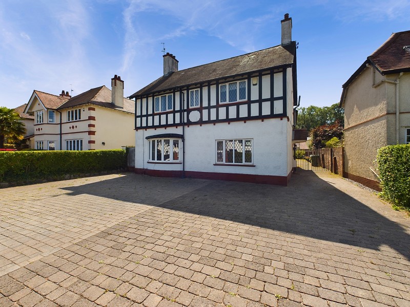 Entrance/Driveway