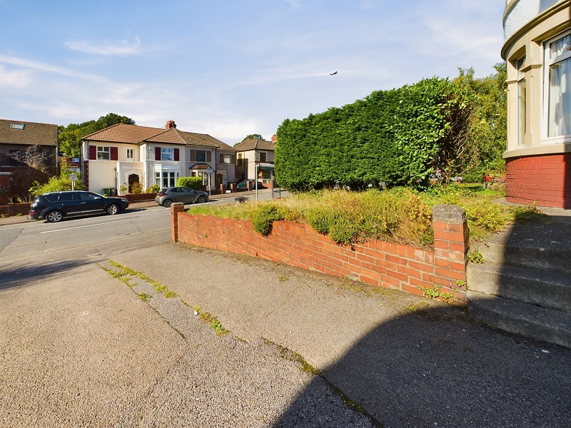 Driveway & Front Entrance