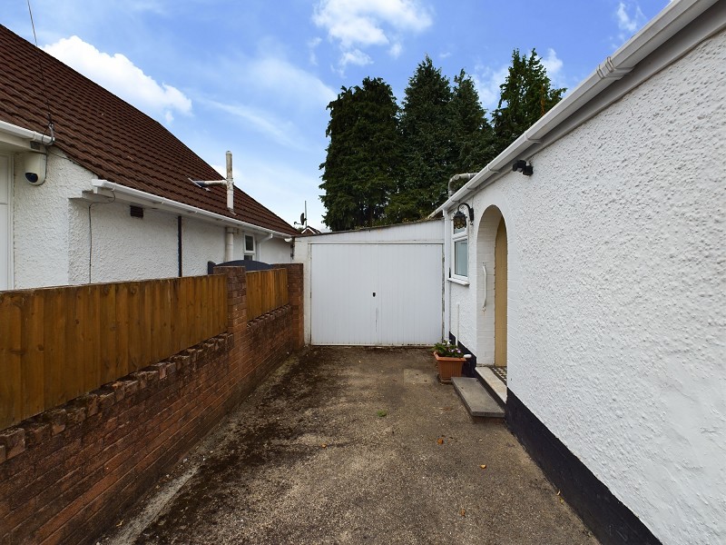 Garage & Driveway