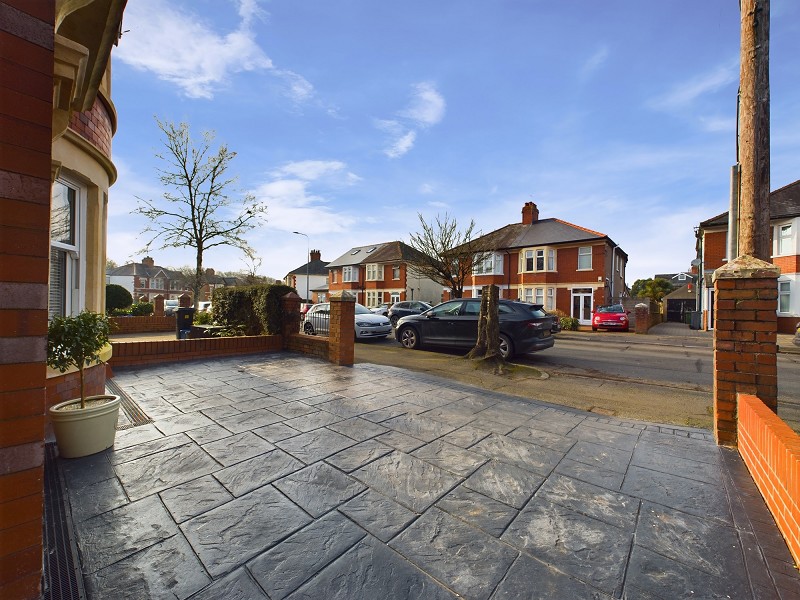 Driveway & Front Entrance