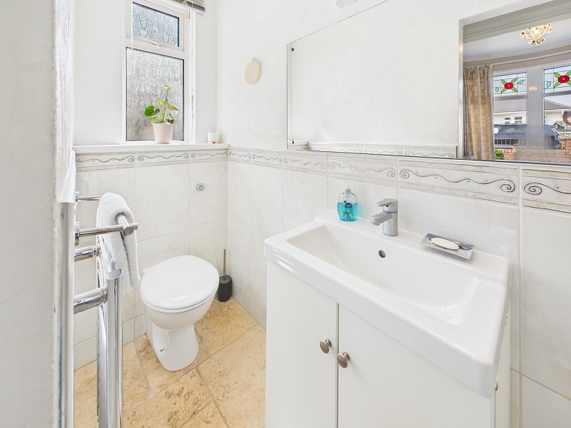 En Suite to Bedroom 1
