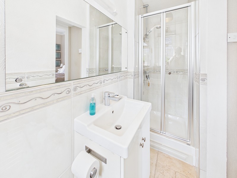 En Suite to Bedroom 1