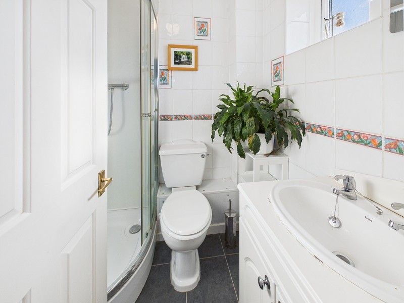 En Suite to Bedroom 1