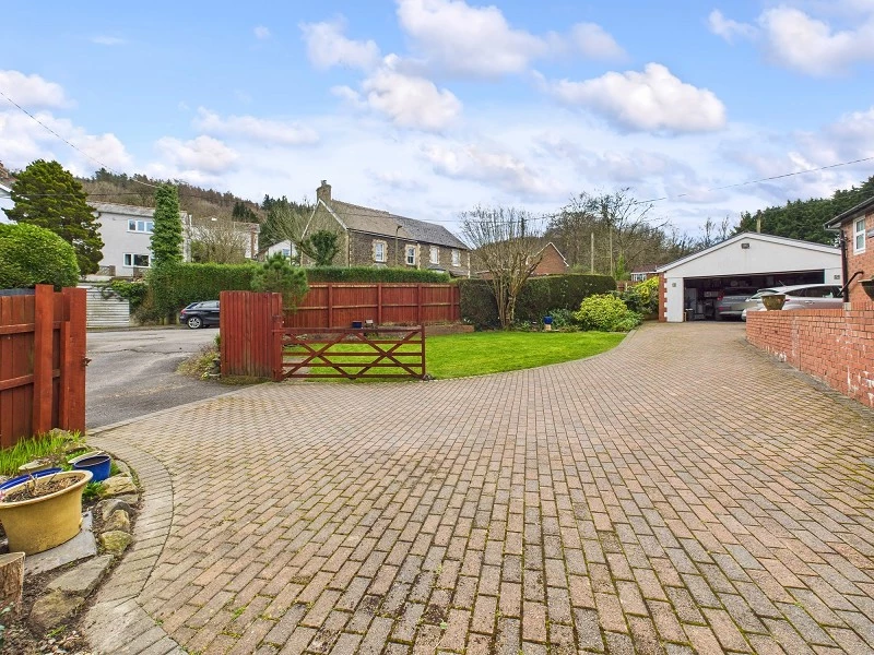 Driveway & Front Entrance