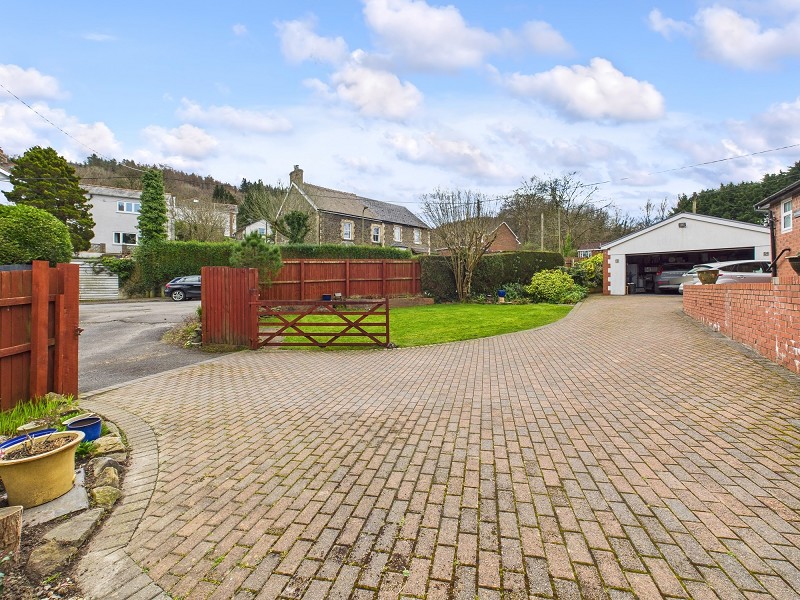 Driveway & Front Entrance