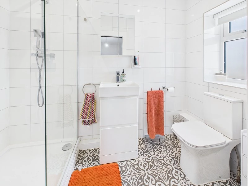 En Suite Shower Room to Bedroom 1