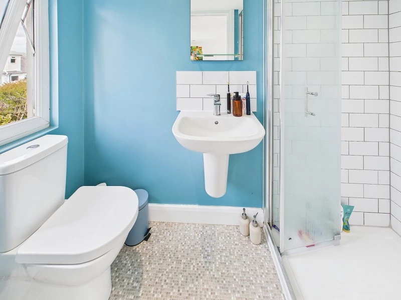 En Suite to Bedroom 1