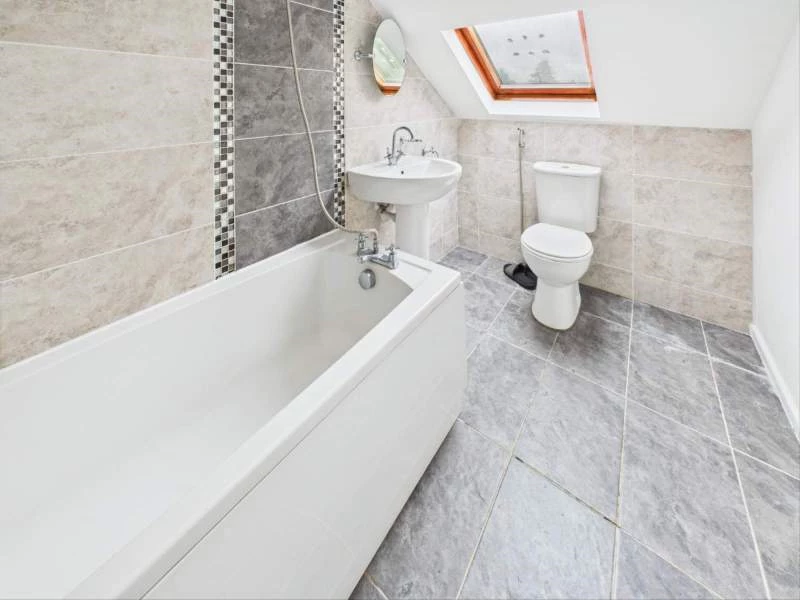 En Suite to Bedroom 1