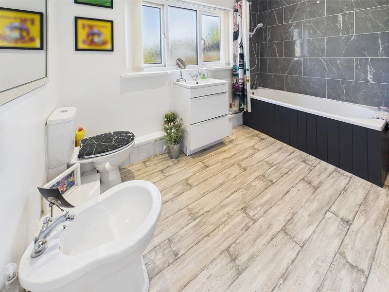 En Suite to Bedroom 1