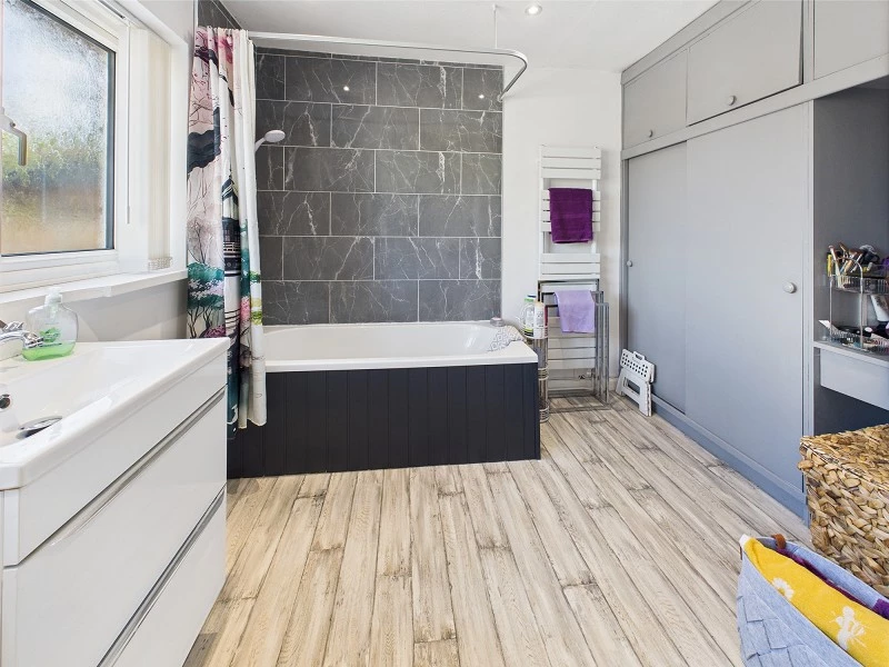 En Suite to Bedroom 1