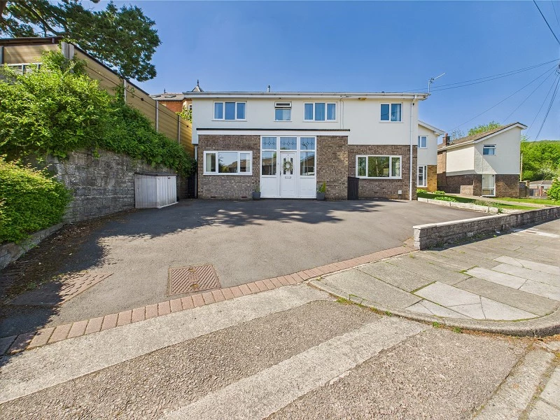 Driveway & Front Entrance