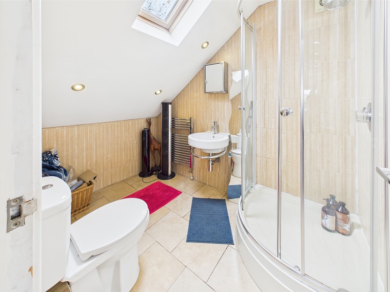 En Suite to Bedroom 1