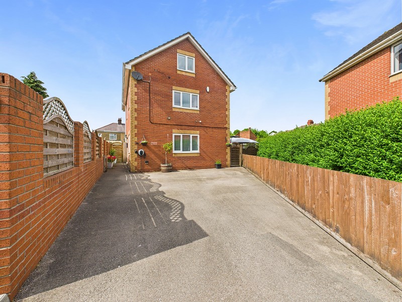 Driveway & Front Entrance