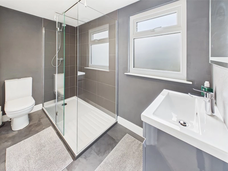 En Suite Shower Room to Bedroom 1