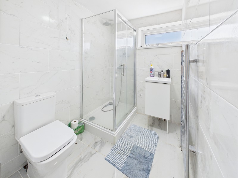 En Suite to Bedroom 1