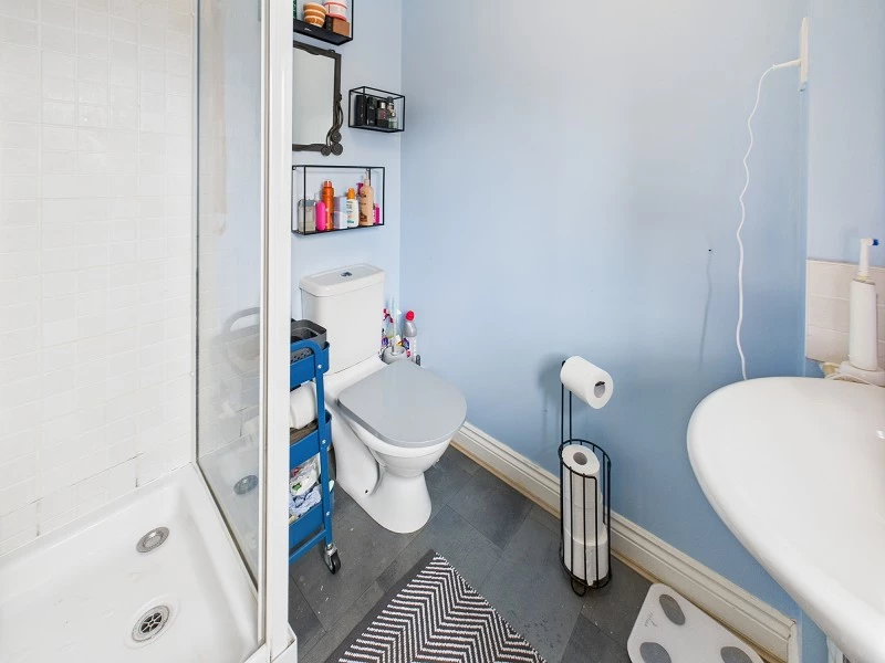 En Suite to Bedroom 1