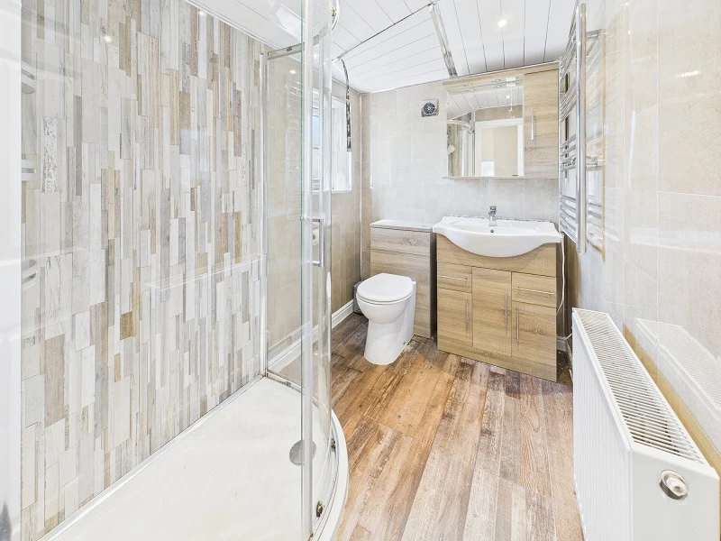 En Suite to Bedroom 1