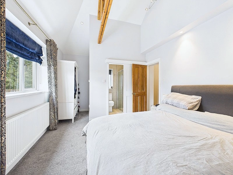 En Suite to Bedroom 1