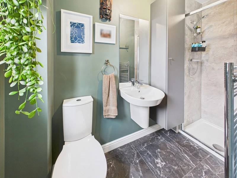 En Suite to Bedroom 1